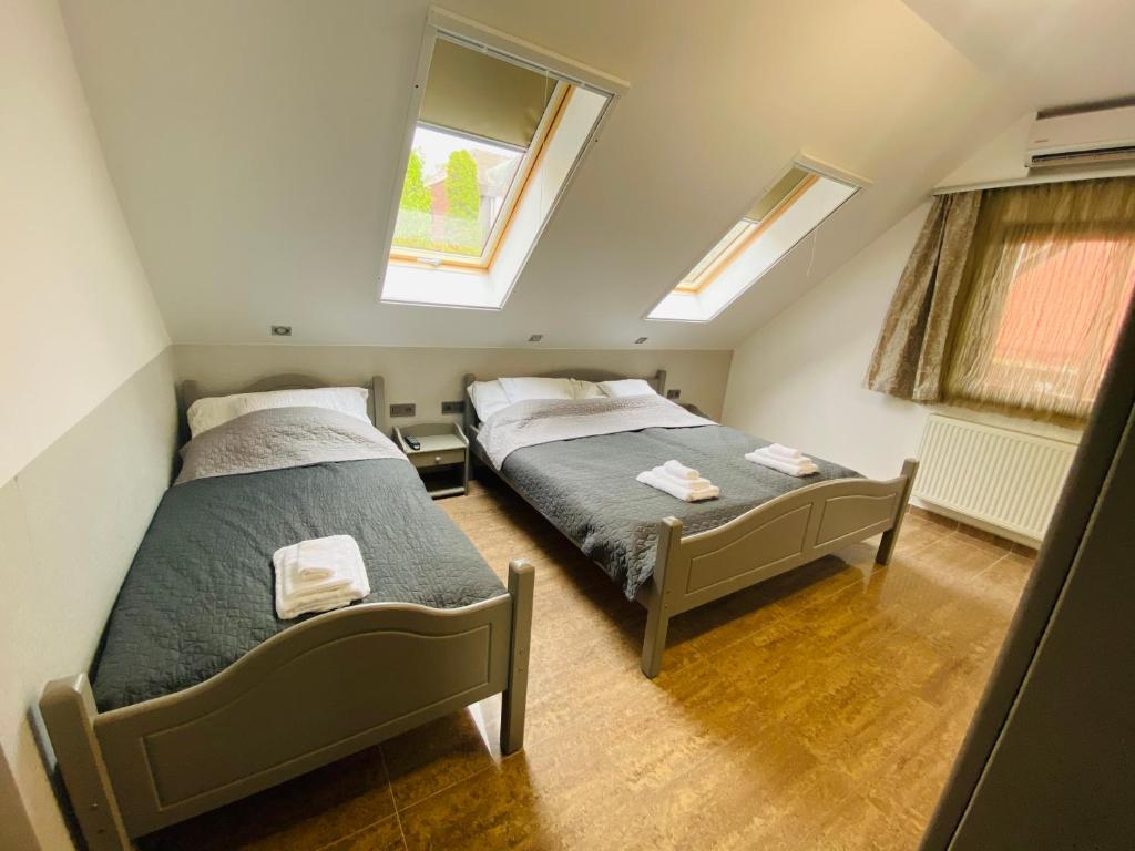 Postel nebo postele na pokoji v ubytování Linton Apartmanház