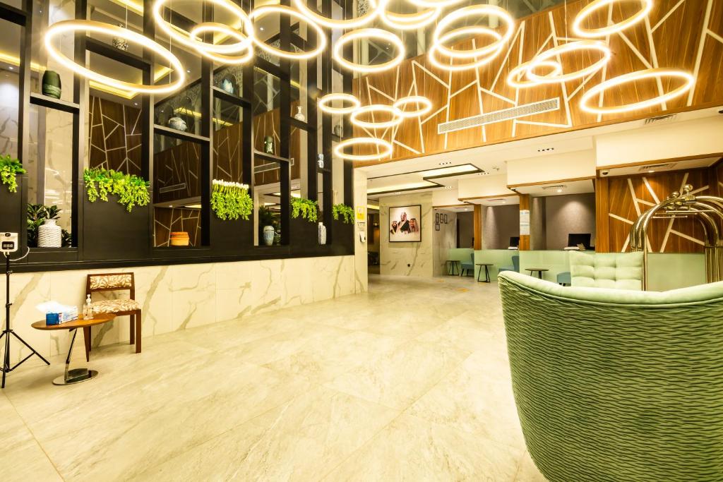 un vestíbulo de oficina con una gran lámpara de araña en White Diamond Hotel - Al Nuzha en Yeda