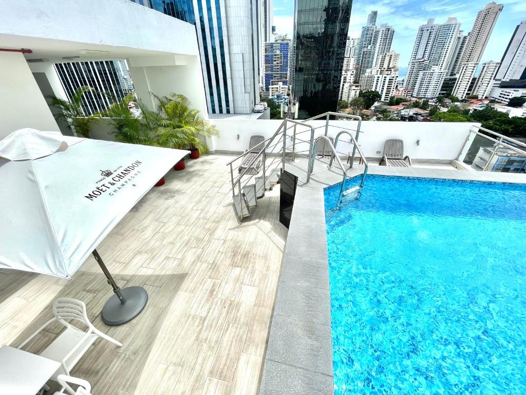 Bazén v ubytování Hotel Mio Panamá nebo v jeho okolí