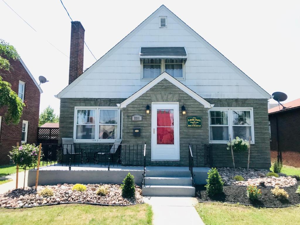 una casa gris con una puerta roja y una puerta roja en The Little Italy of Niagara Falls Bed & Breakfast, en Niagara Falls