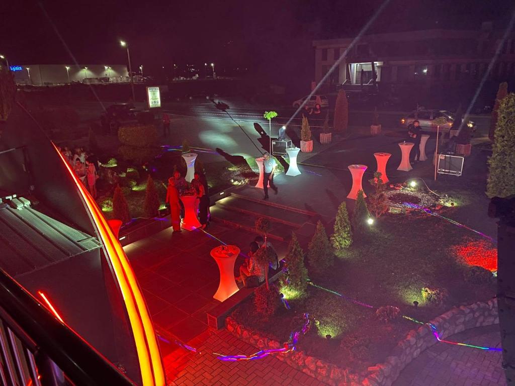 - une vue sur une rue la nuit avec des lumières de Noël dans l'établissement Hotel Ambient - Struga, à Struga