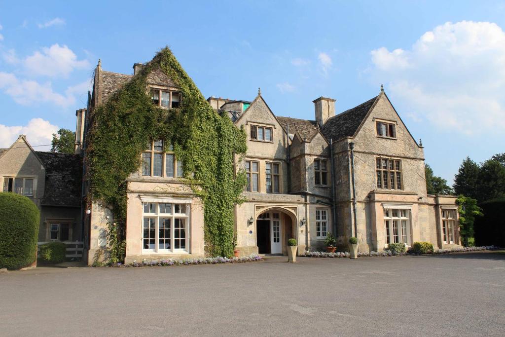 - une grande maison avec du lierre dans l'établissement The Greenway Hotel & Spa, à Cheltenham