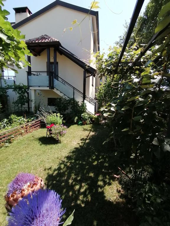 Ogród w obiekcie Apartmani Kiko
