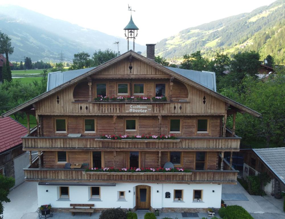 een groot houten huis met een balkon bij Landhaus Eberler in Mayrhofen