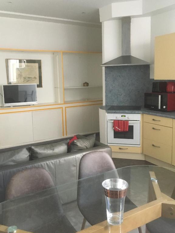 un salon avec un canapé et une table en verre dans l'établissement Grand T3 Montpellier Comedie Gare Saint Roch, à Montpellier