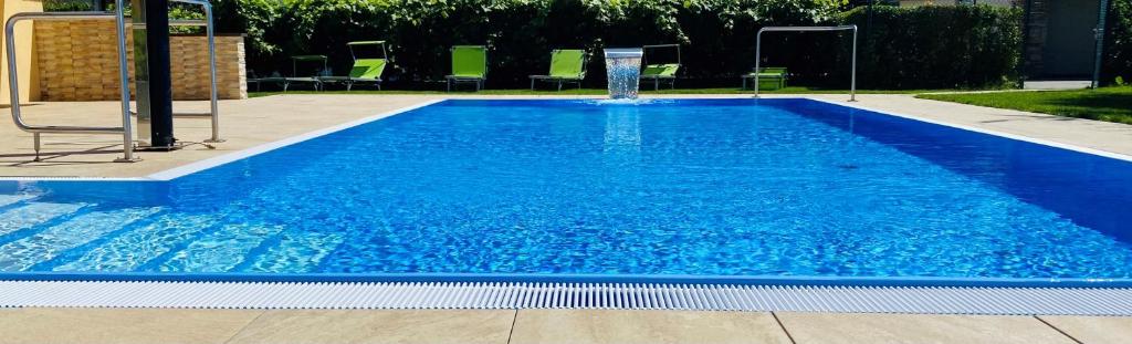 una gran piscina azul con una fuente de agua en Hotel Charlotte en Innsbruck