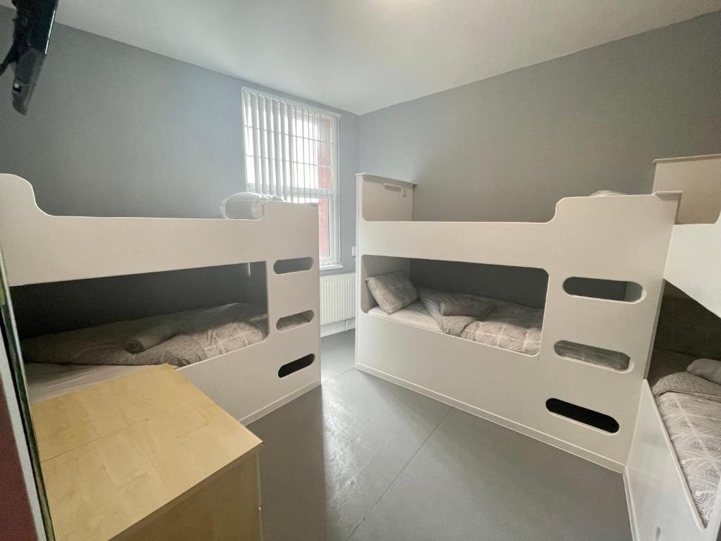 Двухъярусная кровать или двухъярусные кровати в номере Brownlows Inn Guest House formerly The King Harry Accommodation