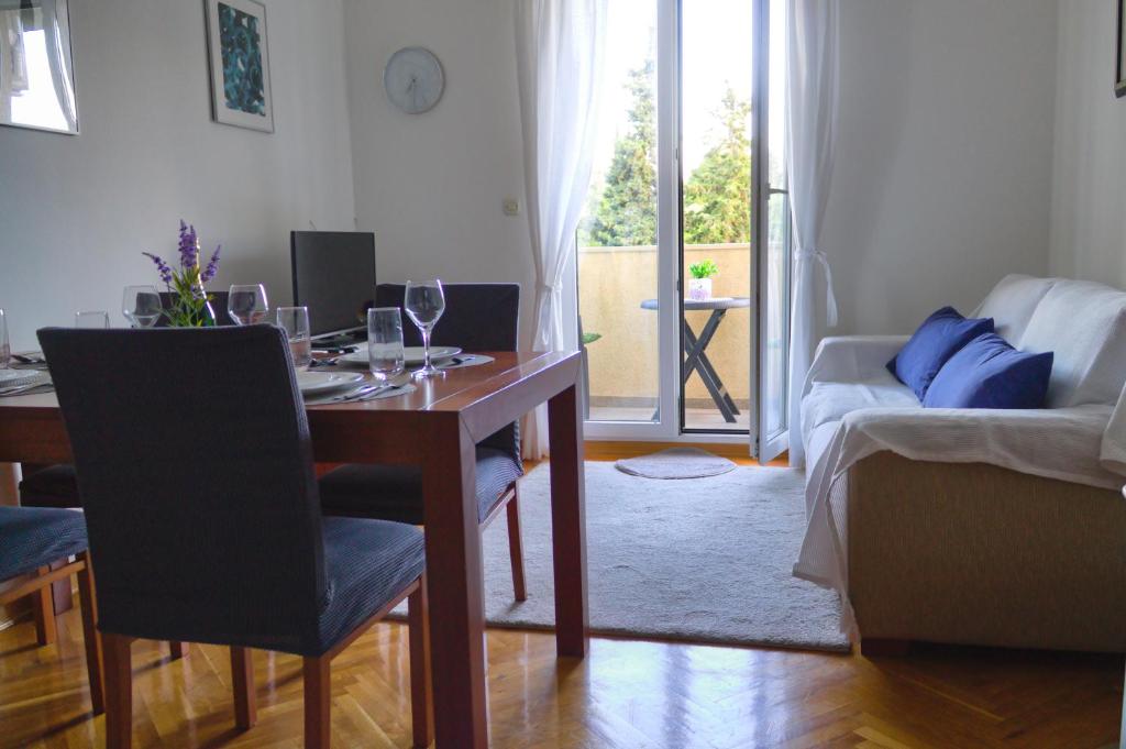 a living room with a dining room table with wine glasses at Apartment Tereza in Split