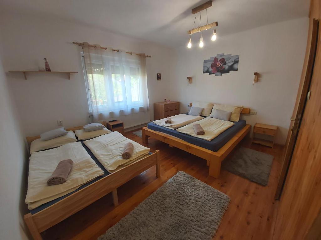 Posteľ alebo postele v izbe v ubytovaní Fenyőfa vendégház