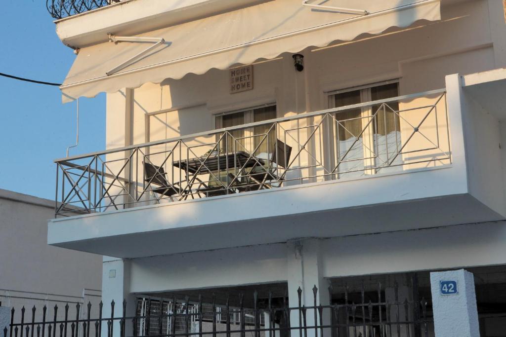 un balcón en el costado de un edificio en Apartment Chrisandro, en Nea Kalikratia