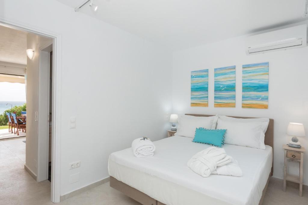 Łóżko lub łóżka w pokoju w obiekcie Waves Apartments Melody Glyfada