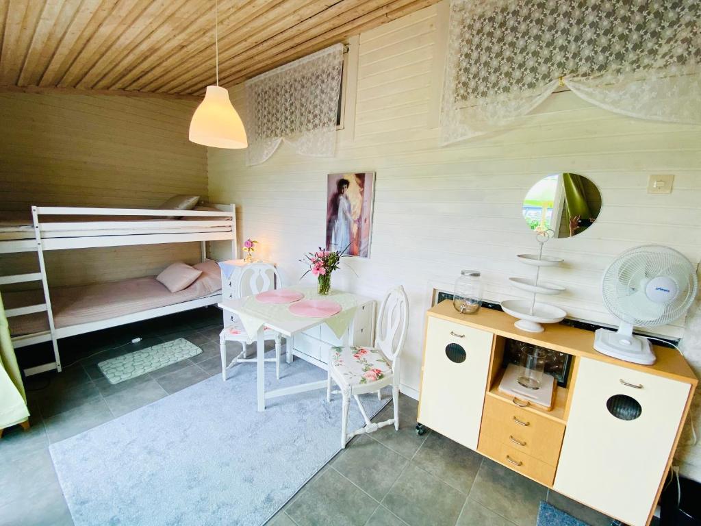 een kamer met een bureau, een bed en een tafel bij Nösund Guestroom in Nösund