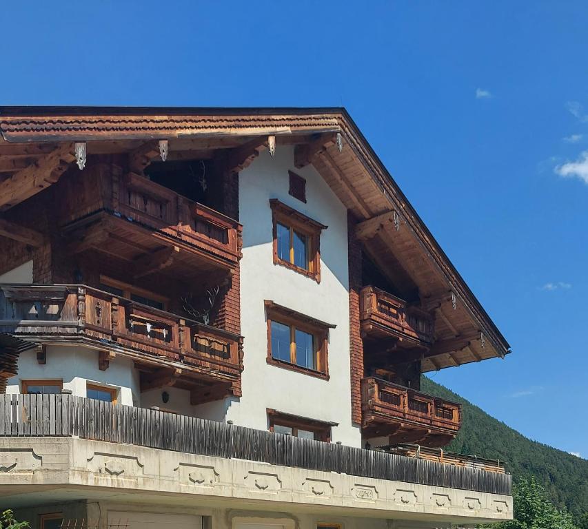 un edificio con balconi in legno sul lato di Adlerblick a Maurach