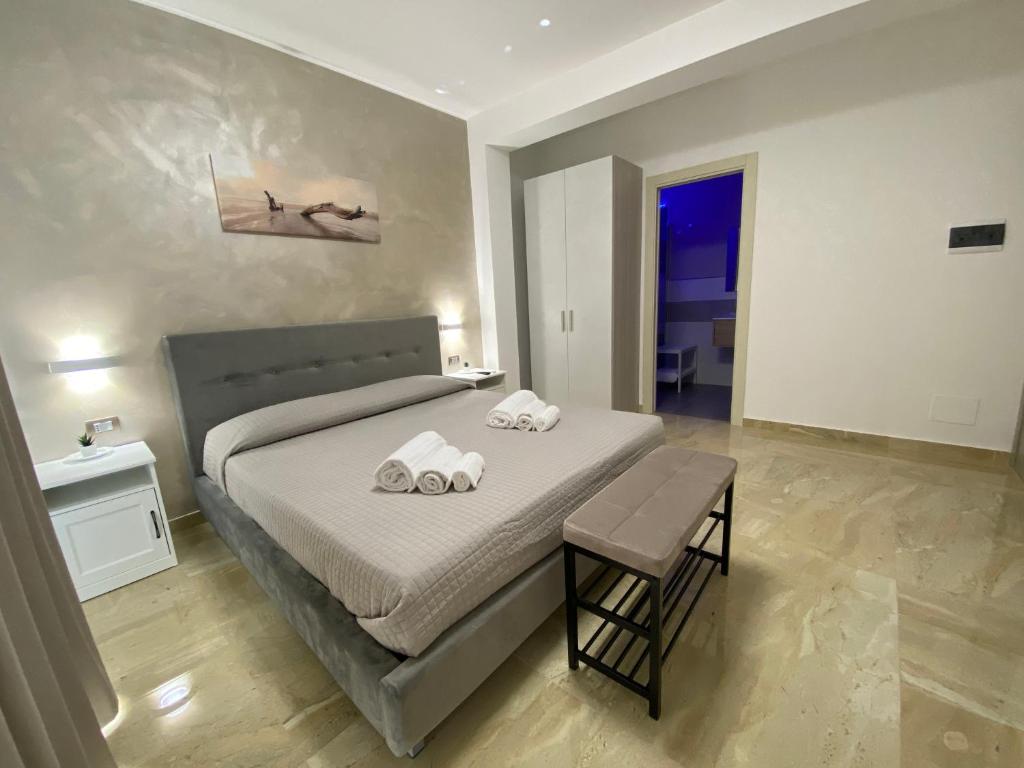 - une chambre avec un lit avec deux animaux rembourrés dans l'établissement Avola My House B&B, à Avola