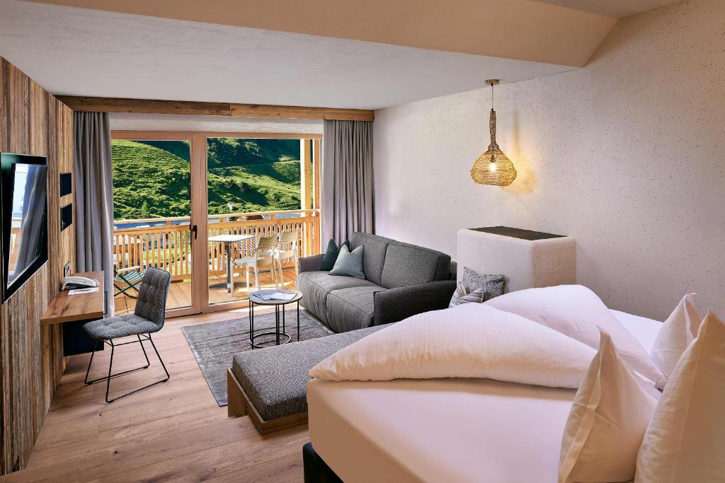 TV a/nebo společenská místnost v ubytování Hotel Berghof Crystal Spa & Sports