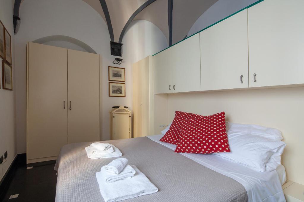 a bedroom with a bed with towels on it at La Casa delle Volte in La Spezia
