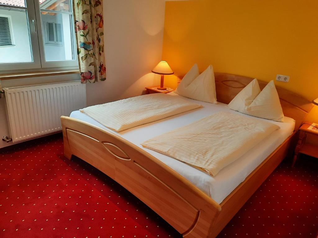 Postel nebo postele na pokoji v ubytování Pension Salzburger Hof