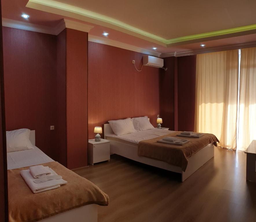 Hotel BellMar tesisinde bir odada yatak veya yataklar