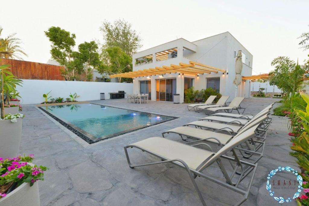 Villa con piscina y tumbonas en Shani House Of Style SEATARA VILLA, en Eilat