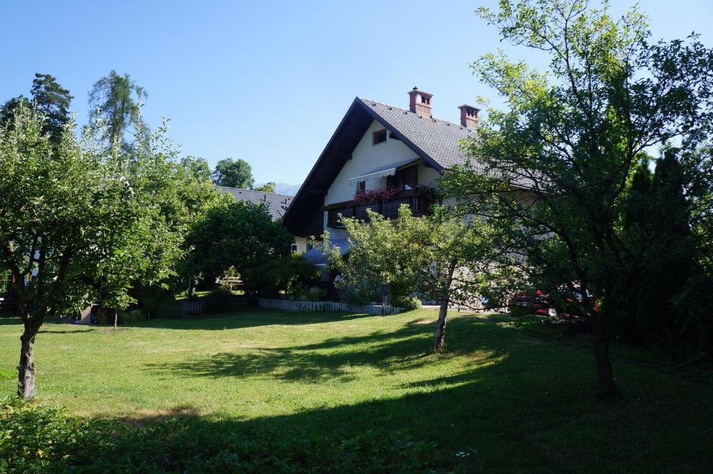 une maison sur une colline avec des arbres devant elle dans l'établissement Apartma Tanya Bled, à Bled