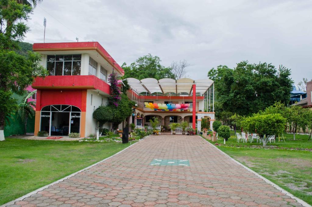 a building with a brick road in front of it at Hotel Muñoz de Luna in Huajuapan de León