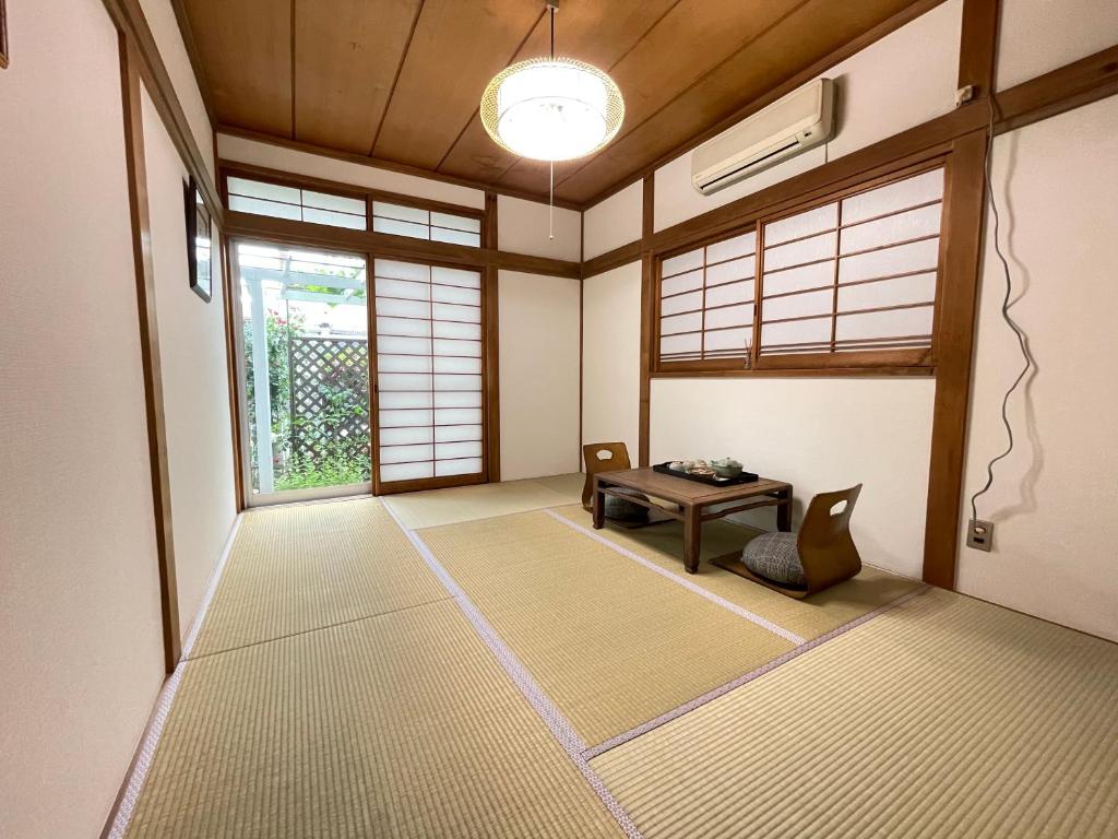 une pièce vide avec une table et une fenêtre dans l'établissement 叶, à Nishikichō