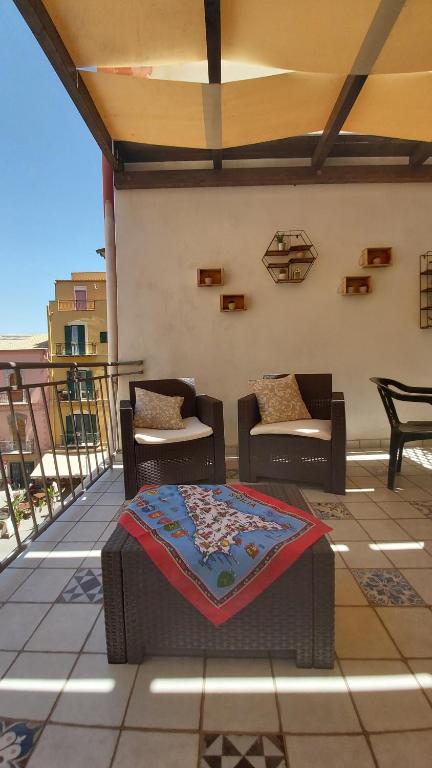 d'une terrasse avec deux chaises et une table. dans l'établissement Marina di Girgenti, à Porto Empedocle