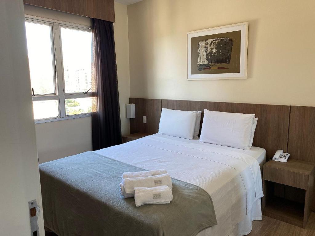 um quarto com uma cama com duas toalhas em Locking´s Barro Preto 1 em Belo Horizonte