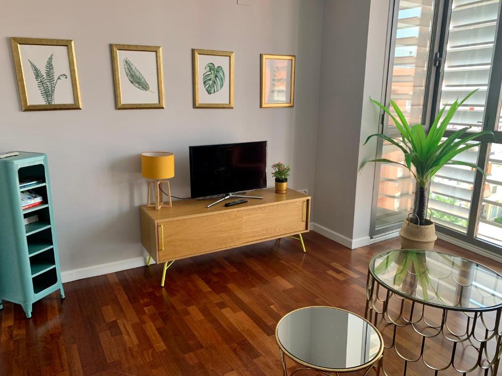 TV a/nebo společenská místnost v ubytování Sevilla SantaJusta PG Apartamentos