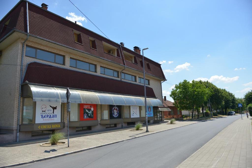 an empty street in front of a building at Apartmani Tomić in Kladovo