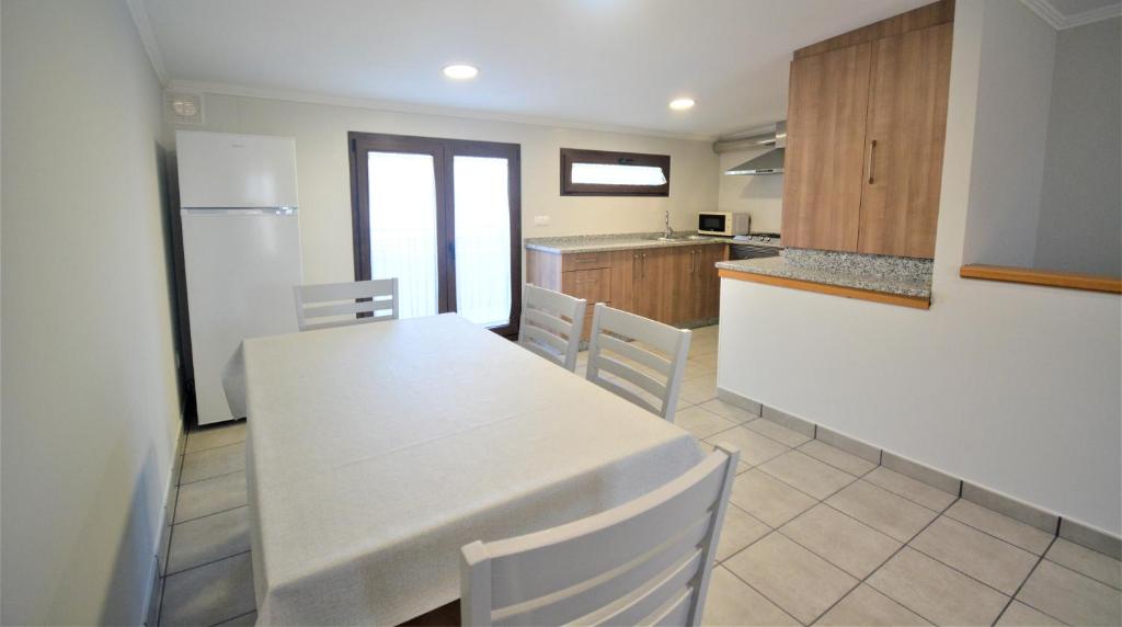 Kuchyňa alebo kuchynka v ubytovaní Apartamento con terraza en Cambados