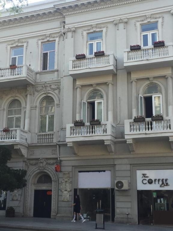 un edificio con una persona caminando delante de él en Rotterdam en Baku