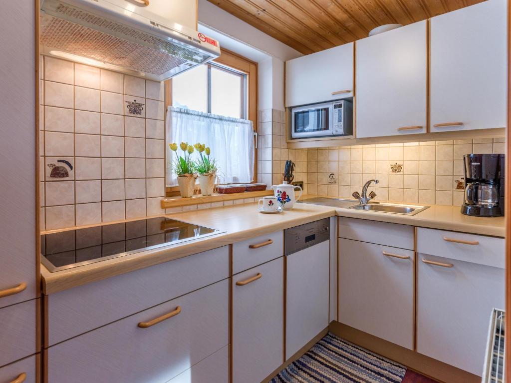 Kuchyň nebo kuchyňský kout v ubytování Haus Bichl
