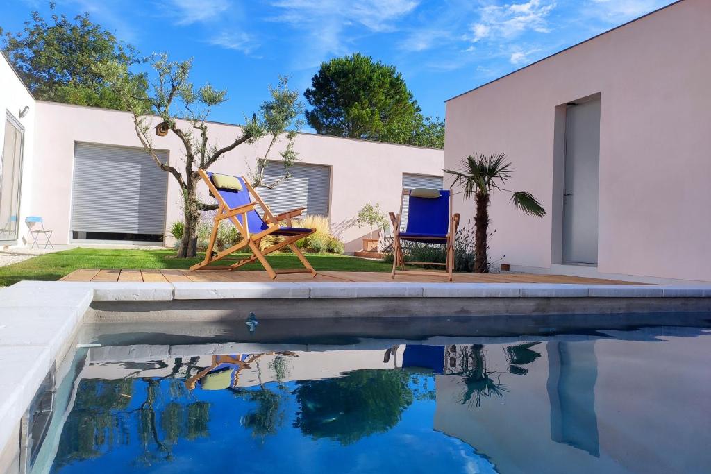due sedie e una piscina di fronte a una casa di Carré de Lune a Villeneuve-lès-Avignon