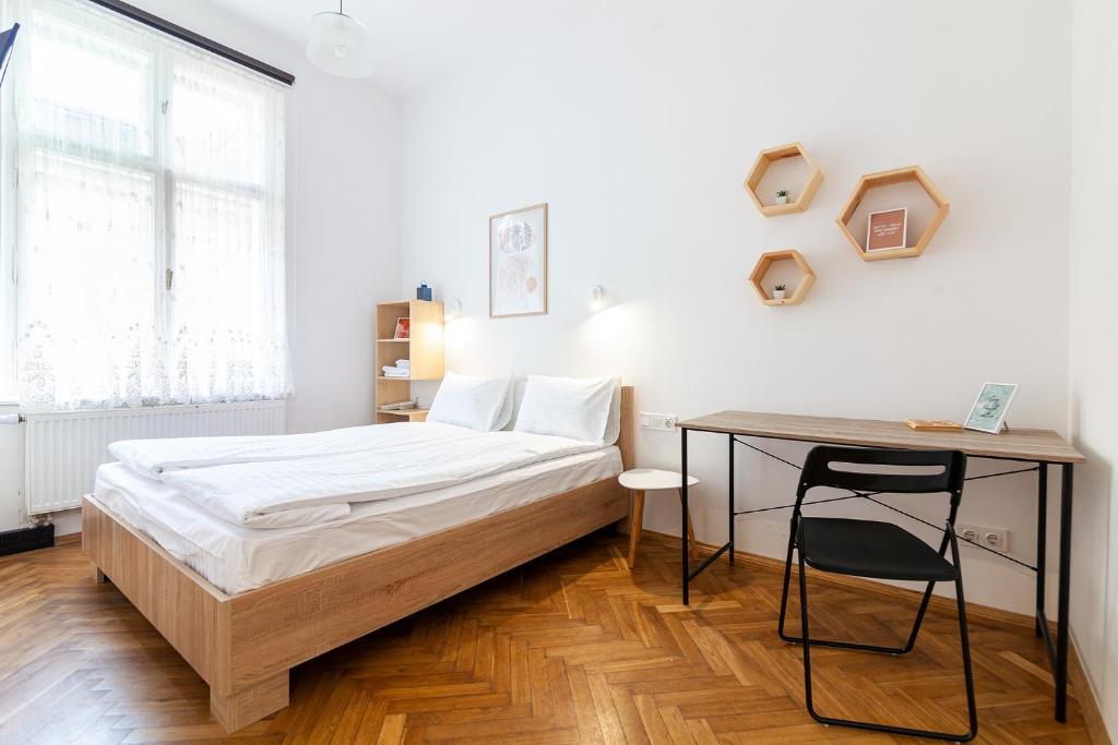 Säng eller sängar i ett rum på Check-in Apartments