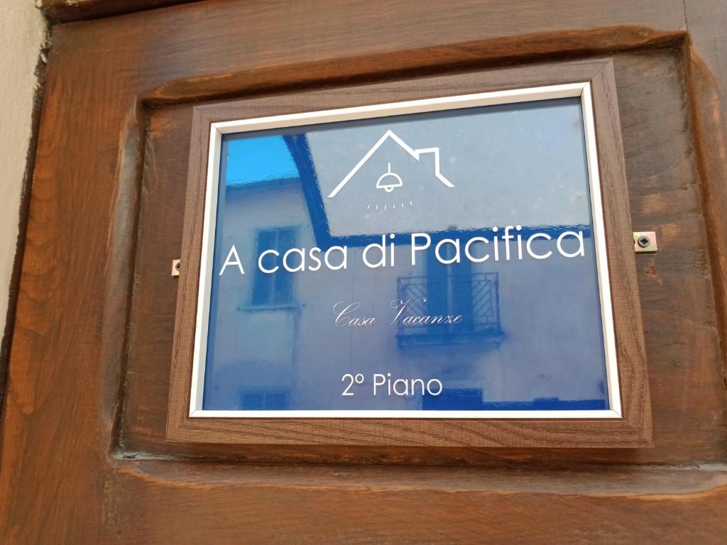 un panneau casa del pomme de terre sur un mur en bois dans l'établissement A casa di Pacifica, à Attigliano