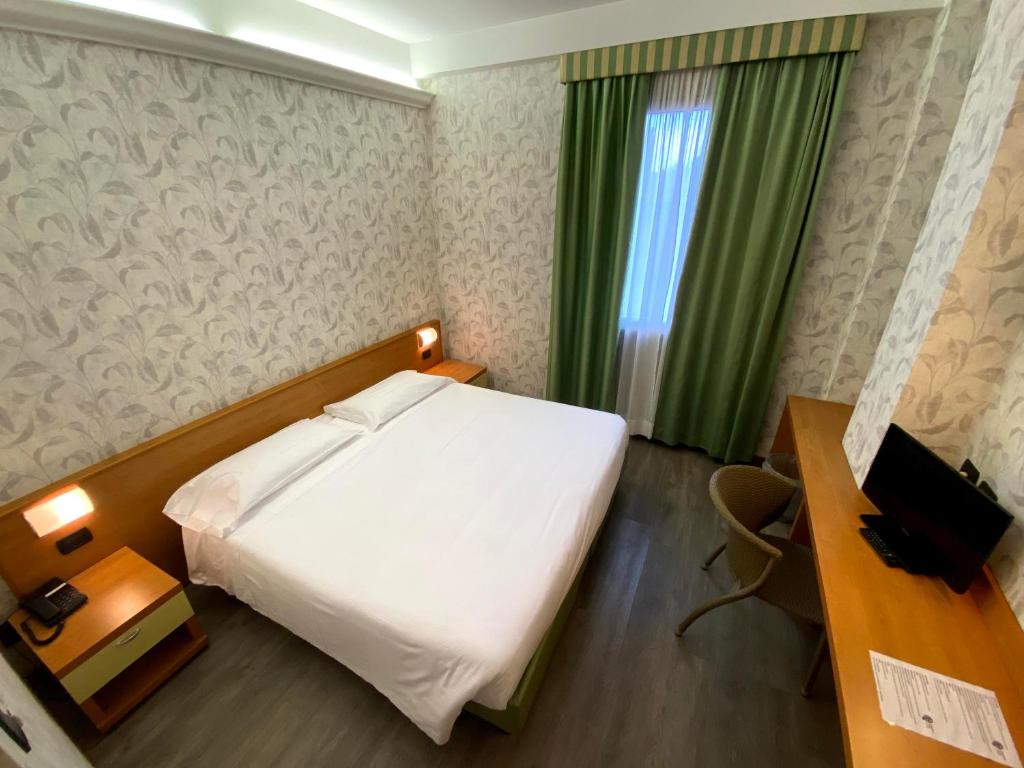 TV a/nebo společenská místnost v ubytování Hotel Embassy