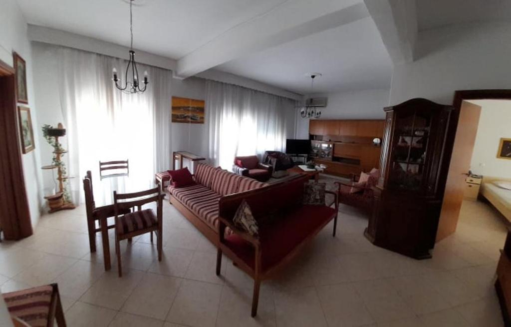 een woonkamer met een bank, stoelen en een tafel bij Apartment with two bedrooms in City Centre in Drama Greece in Drama