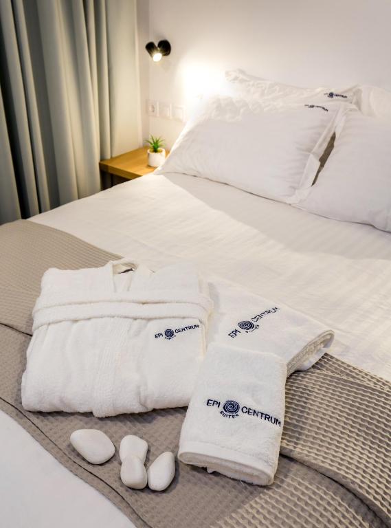Postel nebo postele na pokoji v ubytování Epicentrum Suites