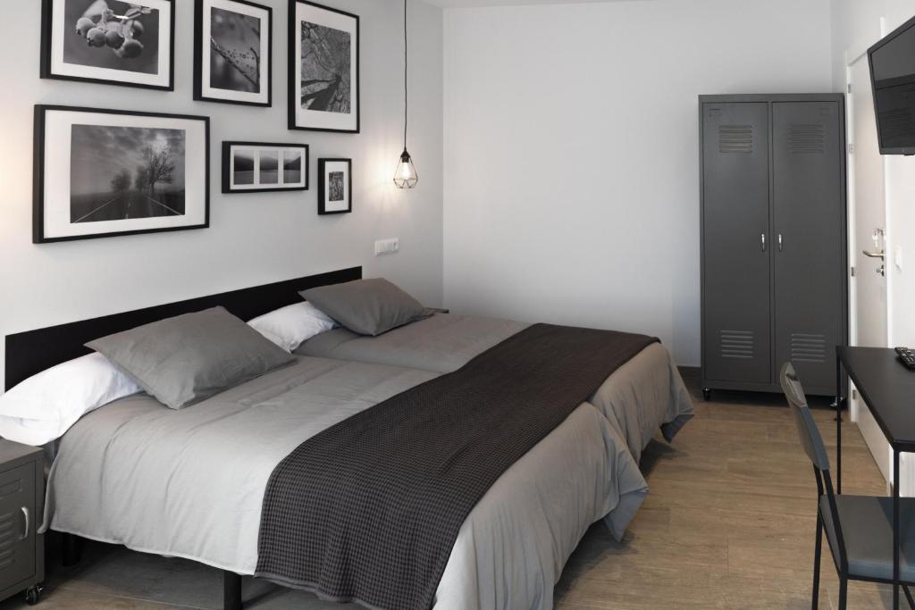 1 dormitorio con 1 cama grande en una habitación en Apartamento Urrizti en Alsasua