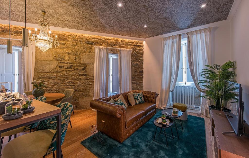 sala de estar con sofá y mesa en ABASTOS BELLA BOUTIQUE, en Santiago de Compostela