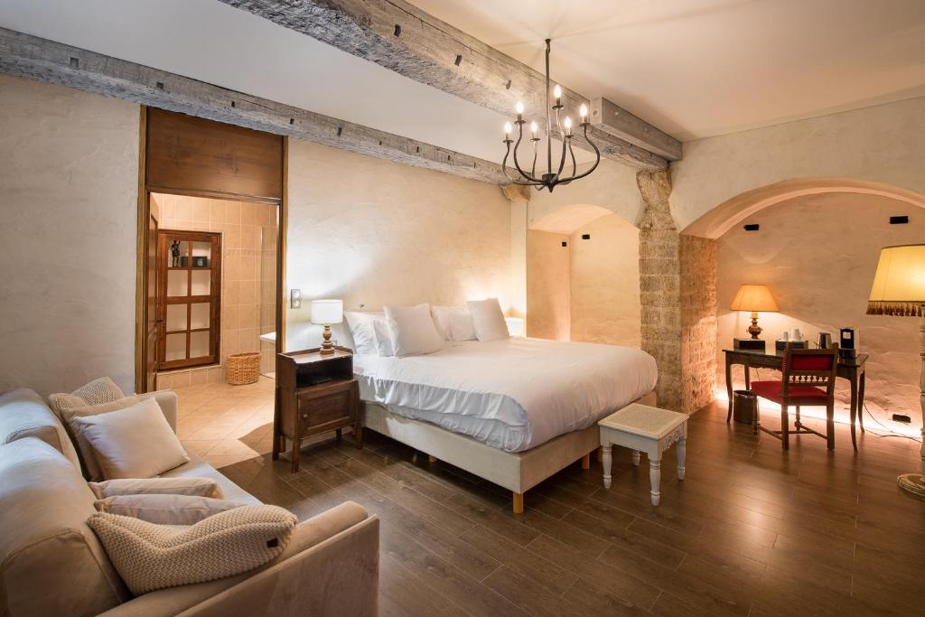 Ліжко або ліжка в номері Les Remparts Hôtels et Demeures Historiques