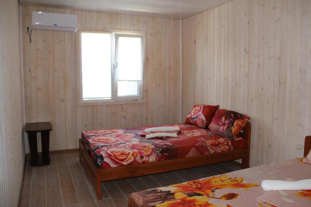 Postel nebo postele na pokoji v ubytování Santorini Beach Hotel Koblevo