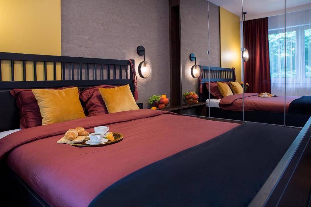 sypialnia z łóżkiem z tacą z jedzeniem w obiekcie W&K Apartments - Desire Suite w Koszalinie