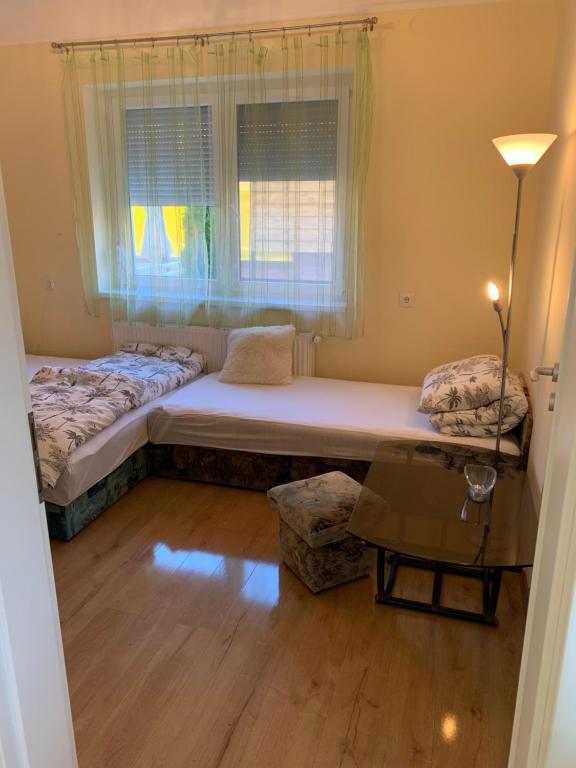 Łóżko lub łóżka w pokoju w obiekcie Martina Apartmanház