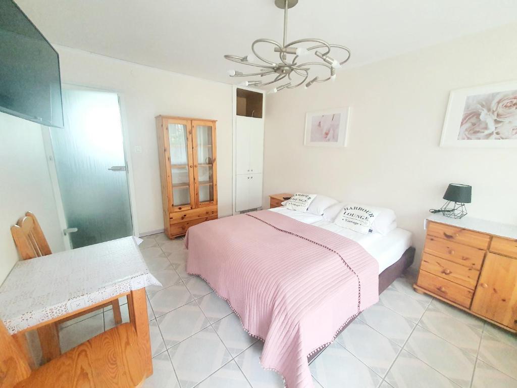 ブワディスワボボにあるKwatery Karolinaのベッドルーム1室(ピンクの毛布付きのベッド1台付)