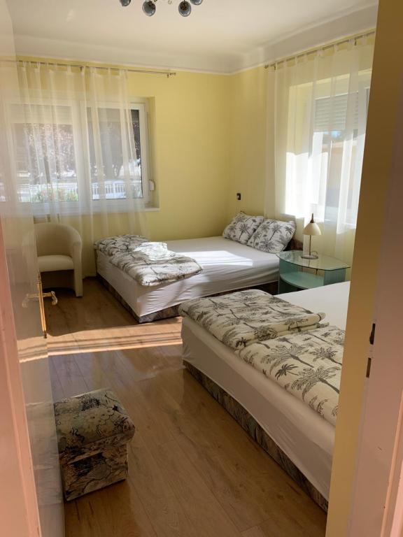 Łóżko lub łóżka w pokoju w obiekcie Martina Apartmanház