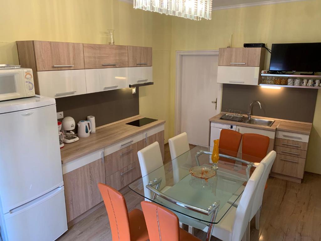 Kuchnia lub aneks kuchenny w obiekcie Martina Apartmanház