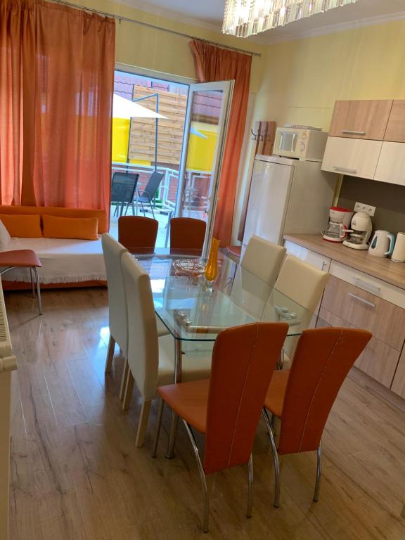 Kuchnia lub aneks kuchenny w obiekcie Martina Apartmanház
