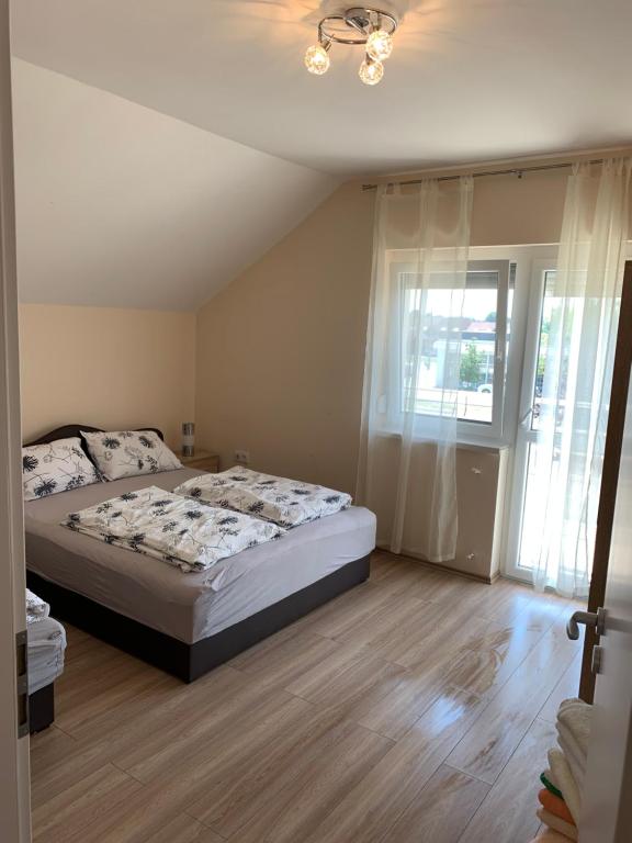 Łóżko lub łóżka w pokoju w obiekcie Martina Apartmanház